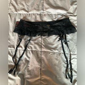 NWT seven til midnight garter belt